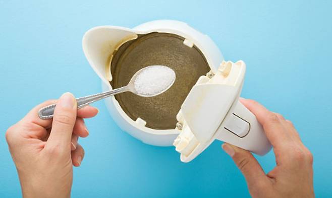 전기포트 밑바닥에 생긴 하얀 물때는 구연산이나 식초 등 산 성분으로 쉽게 제거할 수 있다./사진=게티이미지뱅크