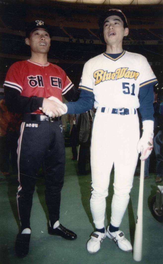 1995년 한·일 수퍼게임에서 만난 이종범(왼쪽)과 스즈키 이치로. 둘은 94년 나란히 타율 4할에 도전했을 만큼 야구천재로 통했다. IS포토