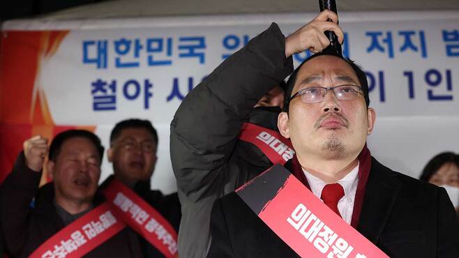 삭발하는 최대집 투쟁위원장 [자료사진: 연합뉴스]