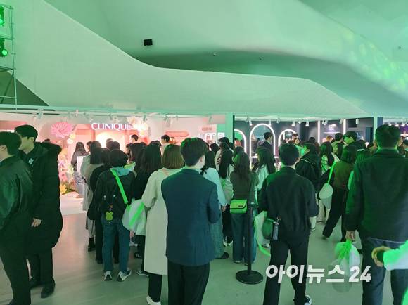 '2023 올리브영 어워즈&페스타' 현장. 소비자들이 부스 이벤트 참여를 위해 대기 중이다. [사진=구서윤 기자]