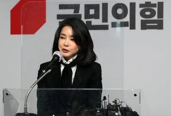 대선을 앞둔 지난 2021년 12월 김건희 여사는 허위 이력 논란에 대해 “잘 보이려 경력을 부풀렸다”며 대국민사과를 했다. "남편이 대통령이 돼도 아내 역할에만 충실하겠다"는약속했지만 지키지 않고 있다.