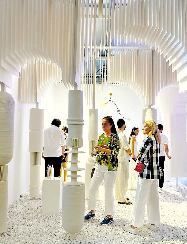 프랑스의 갤러리 빌라 알베르탕과 모빌리에내셔널이 5명의 프랑스 작가와 협업해 동시대 프랑스 장인들을 소개한 부스.