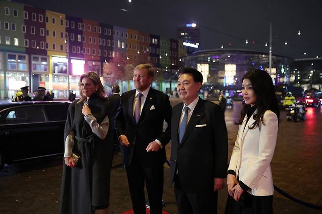 네덜란드를 국빈 방문한 윤석열 대통령과 부인 김건희 여사가 13일(현지시간) 암스테르담 시내 공연장에서 열린 답례 문화 공연에 앞서 빌럼-알렉산더르 국왕 부부와 기념촬영을 하고 있다. 연합뉴스