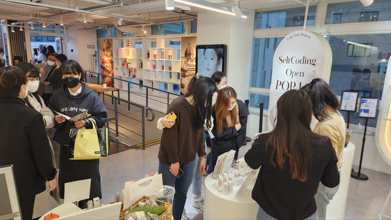 In this photo carried on Beauty Play’s website, visitors browse beauty products on display at the center in Jung District, central Seoul. [SCREEN CAPTURE]