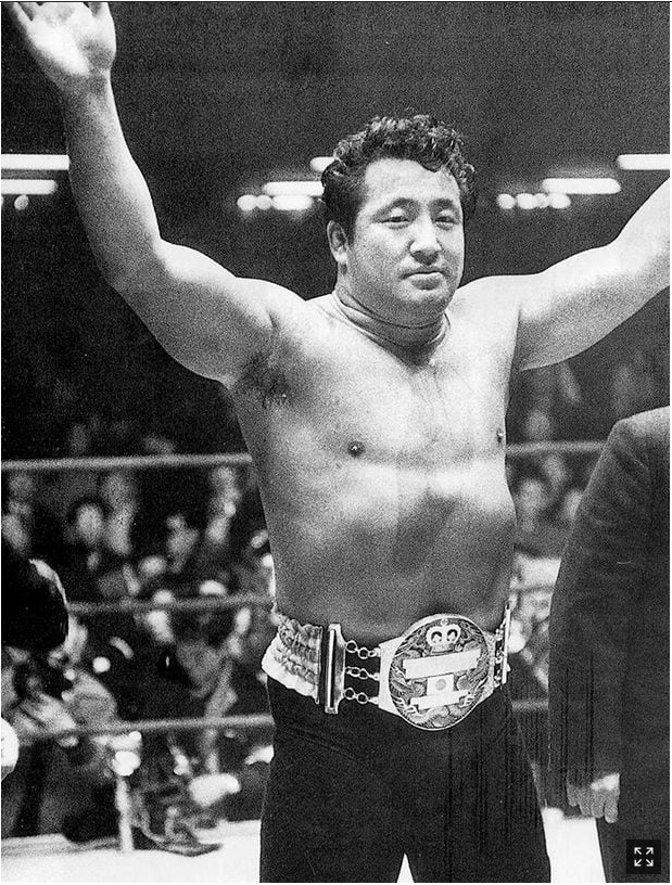 전성기 역도산. 링 위에서 승리를 거둔 뒤 챔피언 벨트를 차고 환호에 답하고 있다.&nbsp;