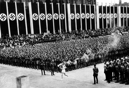 1936년 독일 루스트가르텐 광장에서 베를린 올림픽 성화봉송 주자를 맞이하고 있는 히틀러 유겐트와 친위대들. [출처=Bettmann]