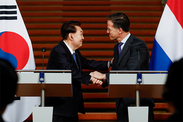 South Korean President Yoon Suk Yeol, left, and Dutch Prime Minister Mark Rutte [Photo by Reuters]