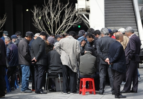 인구절벽 현상이 가속화되며 서울 종로3가 낙원악기상가 앞서 노인들이 장기를 두고 있다. [사진 = 연합뉴스]