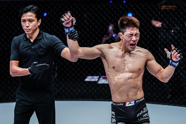 오호택이 원챔피언십 종합격투기 데뷔전 판정승 후 기뻐하고 있다. 사진=ONE Championship 제공