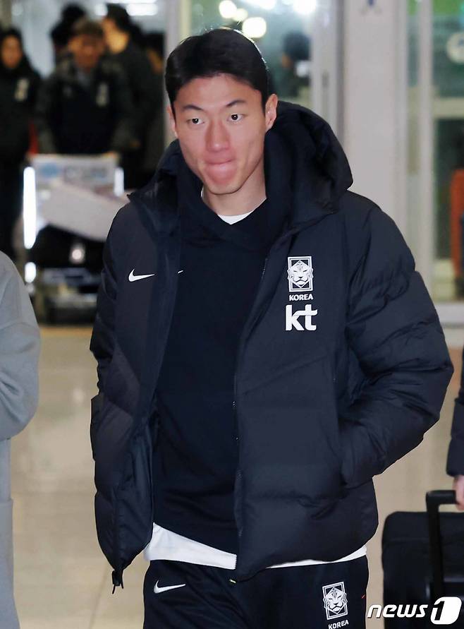 (인천공항=뉴스1) 민경석 기자 = 대한민국 축구 국가대표팀 황의조가 19일 오전 2026 FIFA 북중미 월드컵 아시아 지역 2차 예선 C조 조별리그 2차전 중국과의 경기를 치르기 위해 인천국제공항을 통해 출국하고 있다. 2023.11.19/뉴스1  Copyright (C) 뉴스1. All rights reserved. 무단 전재 및 재배포,  AI학습 이용 금지.