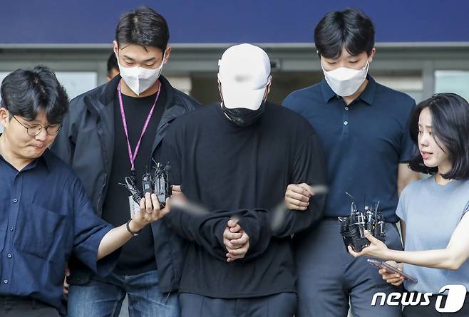 (서울=뉴스1) 김도우 기자 = 향정신성의약품을 투약한 채 롤스로이스 차량을 몰다 행인을 치어 중상을 입힌 20대 남성 A씨가 18일 오전 검찰로 송치되기 위해 서울 강남구 강남경찰서에서 호송차로 향하고 있다. 2023.8.18/뉴스1 Copyright (C) 뉴스1. All rights reserved. 무단 전재 및 재배포 금지.