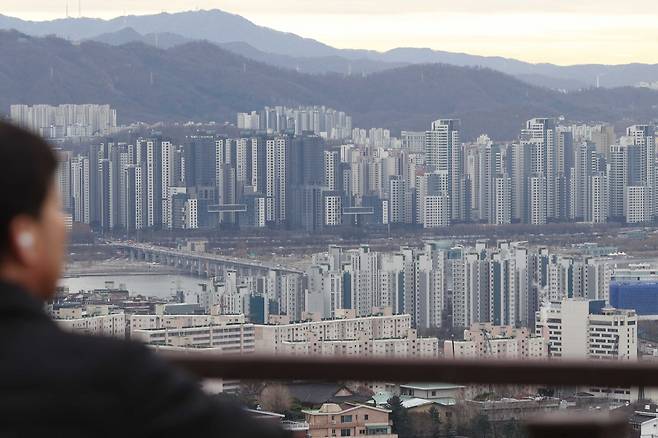 서울 남산에서 본 용산구·서초구 아파트. [연합]