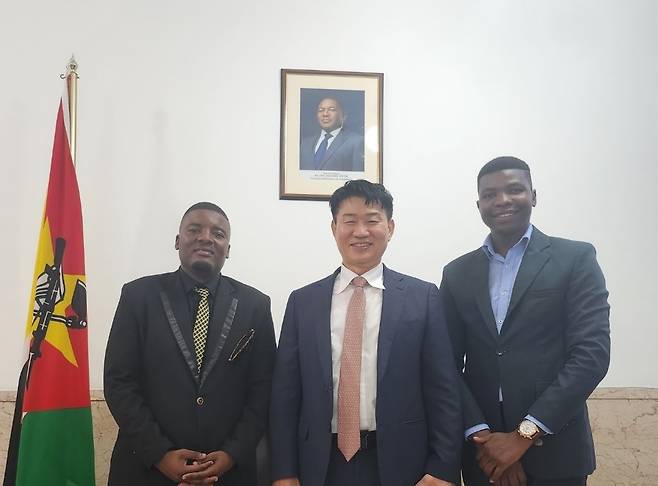 박상준(가운데) STX 대표이사가 12일(현지시간) 모잠비크 마푸투에 있는 국무총리 공관에서 아드리아누 아폰수 말레이안느 총리와 면담한 뒤 현지 파트너사의 델시오 폰세카(왼쪽) 등과 기념촬영을 하고 있다. [STX 제공]