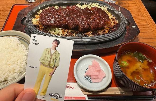 [서울=뉴시스] '세븐틴 더 시티' 돈카츠 체인 야바톤 컬래버레이션 메뉴. (사진 = 하이브 재팬 제공) 2023.12.14. photo@newsis.com *재판매 및 DB 금지
