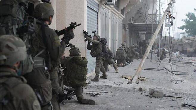 가자지구 남부 최대도시인 칸 유니스에 진입한 이스라엘군 98사단 병사들