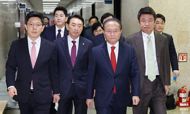 국민의힘 김기현 대표가 사퇴한 다음날인 14일 윤재옥 원내대표 겸 대표 권한대행과 지도부가 국회에서 열리는 최고위원회의에 입장하고 있다. 연합뉴스