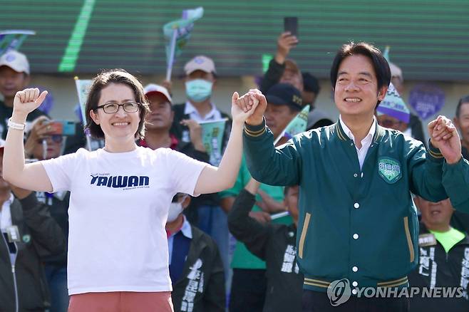 (EPA=연합뉴스) 대만 민진당 라이칭더(오른쪽) 총통 후보와 샤오메이친 부총통 후보. 2023.12.13.