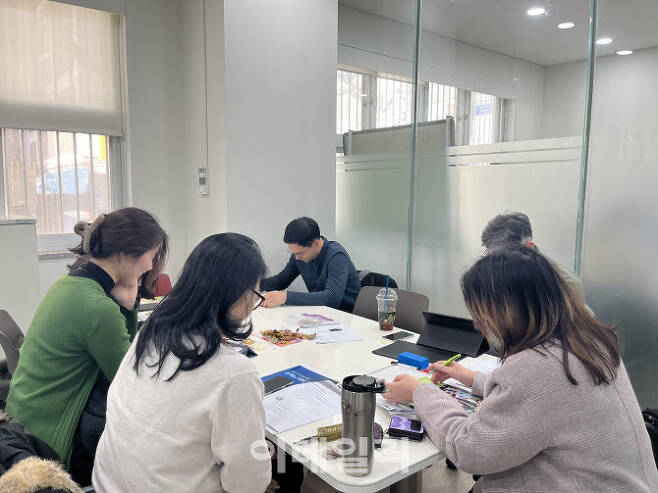 11월 28일 구로월드카페톡톡에서 수강생들이 이주민 보조강사가 하는 영어회화 수업을 듣고 있다. (사진=김어진 인턴기자)