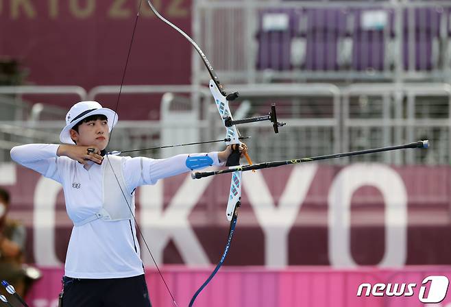 양궁 안산이 30일 일본 도쿄 유메노시마 공원 양궁장에서 열린 '2020 도쿄올림픽' 여자 개인전 8강에서 인도의 디피카 쿠마리를 상대로 경기를 하고 있다. 2021.7.30/뉴스1 ⓒ News1 송원영 기자