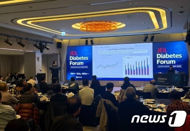 제일약품 관계자가 ‘듀글로우정’ 출시 기념 론칭 심포지엄 부산에서 발표를 하고 있다.(제일약품 제공)/뉴스1 ⓒ News1