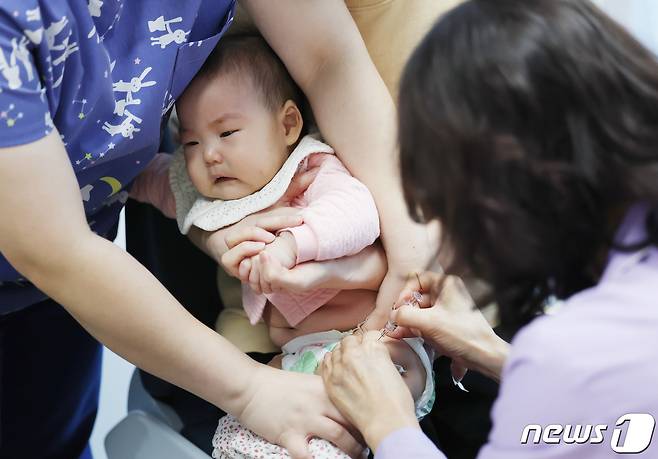 7일 오전 서울 시내의 한 소아과에서 아기가 독감 접종을 받고 있다. 이날 질병관리청에 따르면 지난달 넷째 주 기준 7~12세 독감 의심환자수는 100.9명, 13~18세는 104명으로 각각 유행기준의 15.5배, 16배를 기록했다. 2023.12.7/뉴스1 ⓒ News1 김민지 기자