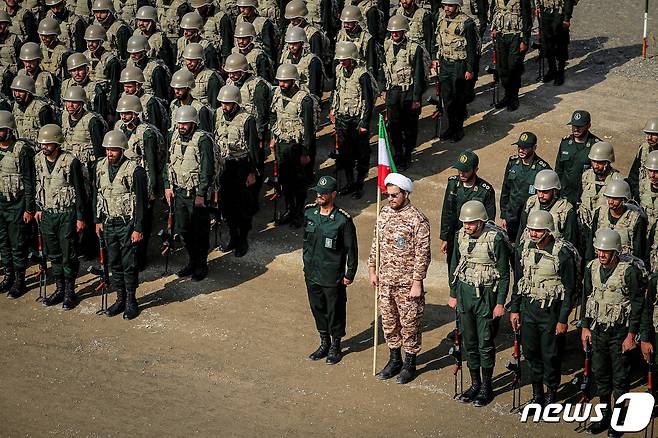 이란 동부 아제르바이잔주(州) 아라스 지역에서 이란 혁명수비대(IRGC) 대원들이 지상군 군사훈련에 임하고 있다. (사진은 기사 내용과 무관) 2022.10.17 ⓒ 로이터=뉴스1 ⓒ News1 권진영 기자