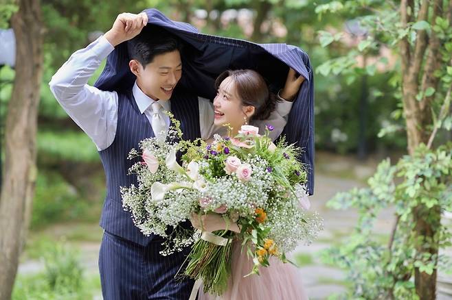 키움 송성문(왼쪽)과 웨딩마치를 올리는 조혜림 씨. 사진 | 키움 히어로즈