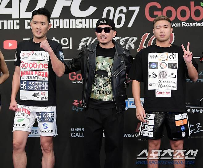 굽네 ROAD FC 067 공식계체량이 15일 오후 서울 서대문구 스위스 그랜드호텔에서 열렸다. 윤형빈과 쇼유 니키가 박상민과 함께  있다. 정재근 기자 cjg@sportschosun.com/2023.12.15/