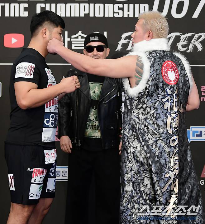 굽네 ROAD FC 067 공식계체량이 15일 오후 서울 서대문구 스위스 그랜드호텔에서 열렸다. 권아솔과 일본 카즈야가 전의를 불태우고 있다. 정재근 기자 cjg@sportschosun.com/2023.12.15/