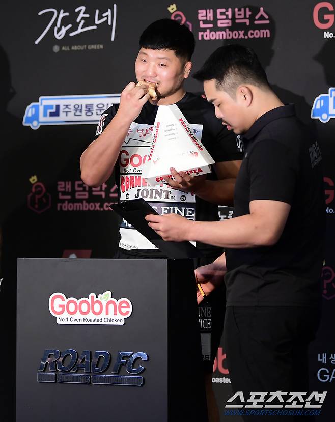 굽네 ROAD FC 067 공식계체량이 15일 오후 서울 서대문구 스위스 그랜드호텔에서 열렸다. 권아솔이 피자를 먹으며 체중을 재고 있다. 정재근 기자 cjg@sportschosun.com/2023.12.15/