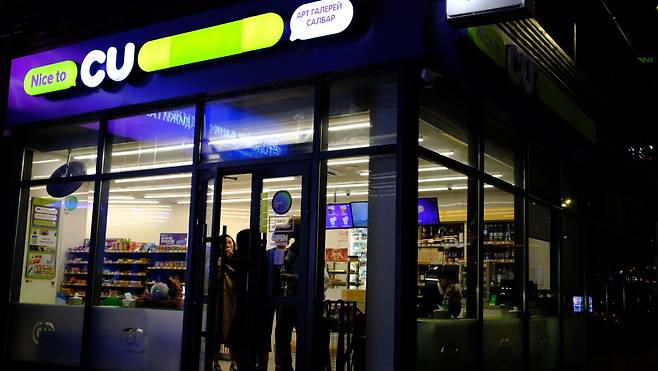 몽골 수도 울란바토르의 골목 곳곳에 한국 편의점 브랜드가 들어서있다. 몽골 현지에는 500호가 넘는 한국 편의점이 진출해있다. /구아모 기자