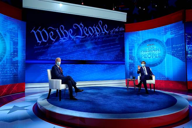 조 바이든 미국 민주당 대통령 후보가 15일(현지 시각) 필라델피아의 국립헌법센터에서 ABC방송에서 진행하는 타운홀 행사에 참석하고 있다. /AP 연합뉴스