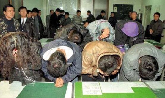 지난 1994년 뉴월드호텔 살인 사건 직후 경찰에게 검거된 ‘영산파’ 폭력배들의 모습. 이들은 당시 최소 징역 5년에서 최대 무기징역형을 선고받았다. /연합뉴스