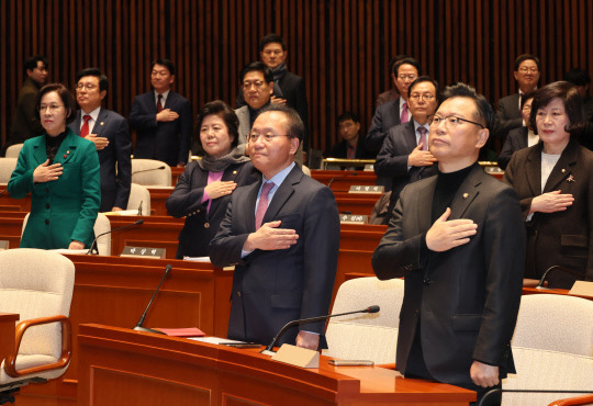 국민의힘 윤재옥 당대표 권한대행을 비롯한 의원들이 15일 오전 국회에서 열린 비상의원총회에서 국기에 경례하고 있다. 사진=연합뉴스