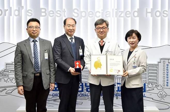 사랑과 봉사 정신을 통해 인류의 복지 증진에 기여한 공로를 인정받아 대한적십자사로부터 회원유공장 금장을 받은 화순전남대병원 정용연 병원장(사진 오른쪽에서 두 번째)이 손오봉 사회사업팀장(네 번째), 지영운 사무국장(세 번째), 이애경 간호부장(첫 번째)과 기념촬영을 하고 있다. 화순전남대병원 제공