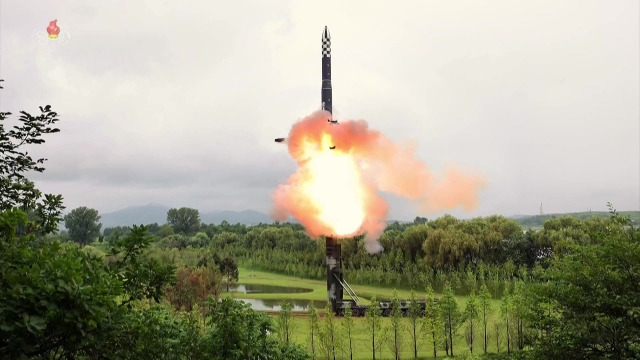 북한 ICBM 화성-18형 시험발사. 조선중앙TV 캡처, 뉴시스