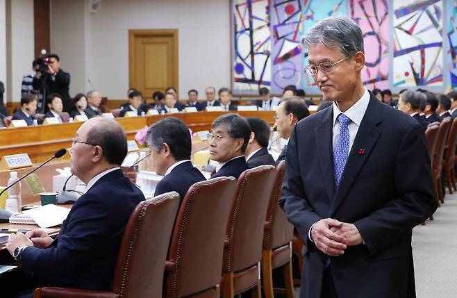 조희대 대법원장이 15일 서울 서초구 대법원 대회의실에서 열린 전국법원회의에 참석하기 위해 입장하고 있다. 이날 각급 법원의 법원장들은 현재 법원의 장기 미제 사건 적체 현황을 공유하고, 법원장이 장기 미제 사건 처리에서 선도적·중심적 역할을 할 필요성에 대해 의견을 나눴다. 법원장 후보 추천제의 운용방안과 관련해서도 다양한 의견을 교환했다. 사진공동취재단