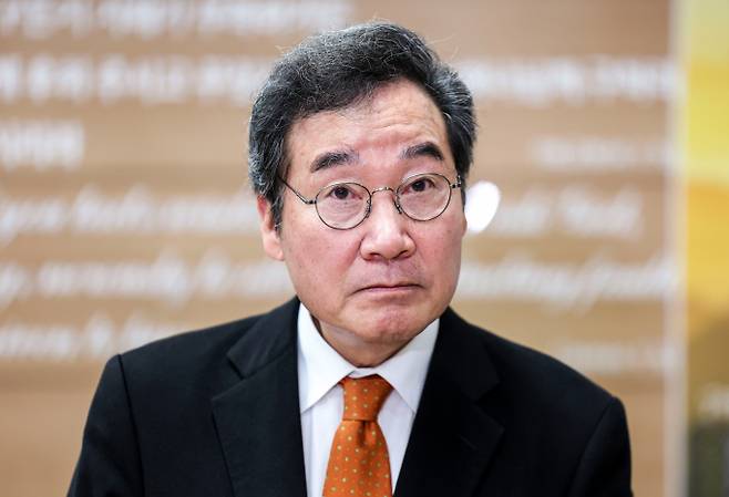 이낙연 전 더불어민주당 대표가 내년 1월 중순 신당 창당한다는 언론 보도에 사실무근이라고 밝혔다. 사진은 이 전 대표가 지난 11일 서울 동대문구 삼육보건대학교에서 대한민국 생존전략이라는 주제로 초청강연을 마친 뒤 취재진의 질문에 답하는 모습. /사진=뉴시스