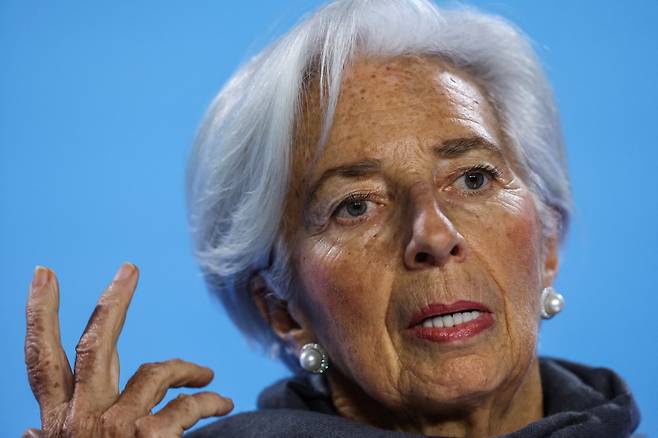 크리스틴 라가르드 유럽중앙은행(ECB) 총재가 14일(현지시간) 독일 프랑크푸르트에서 통화정책이사회 회의 후 기준금리 동결 배경 등에 대한 기자회견을 하고 있다. [로이터]