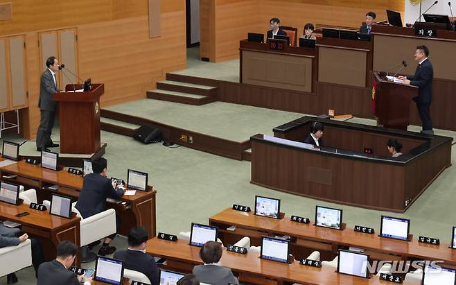 [서울=뉴시스] 조희연 서울시교육감이 지난달 20일 오전 서울 중구 서울시의회에서 열린 321회 정례회 제4차 본회의에서 박상혁 의원의 시정질문에 답변하고 있다. (사진=뉴시스DB). 2023.12.15. photo@newsis.com