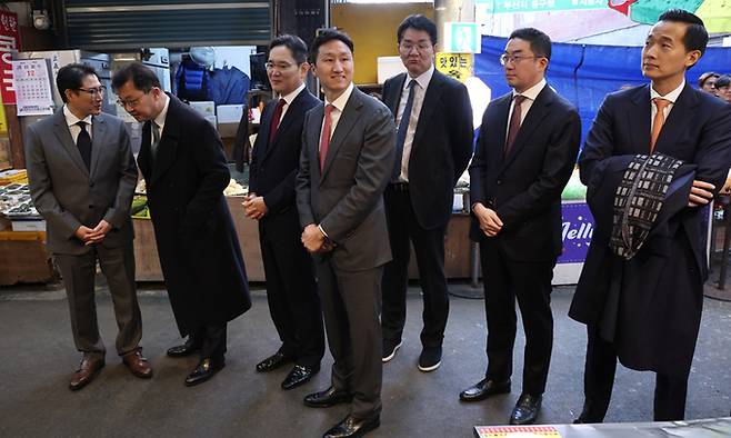 조현준 효성그룹 회장(왼쪽부터), 최재원 SK 수석부회장, 이재용 삼성전자 회장, 정기선 HD현대 부회장, 조원태 한진그룹 회장, 구광모 LG그룹 회장, 김동관 한화그룹 부회장이 지난 6일 부산 중구 깡통시장에서 대화하고 있다. 연합뉴스