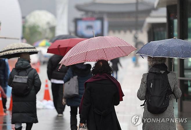 겨울비 내리는 서울 (서울=연합뉴스) 박동주 기자 = 비가 내린 14일 오후 우산을 쓴 시민들이 서울 광화문광장을 지나고 있다. 2023.12.14 pdj6635@yna.co.kr