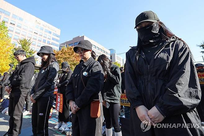 묵념하는 교사들 (서울=연합뉴스) 신현우 기자 = 28일 오후 서울 여의도 국회 앞에서 열린 아동복지법 개정 촉구 집회에서 참가 교사들이 묵념하고 있다. 2023.10.28 nowwego@yna.co.kr