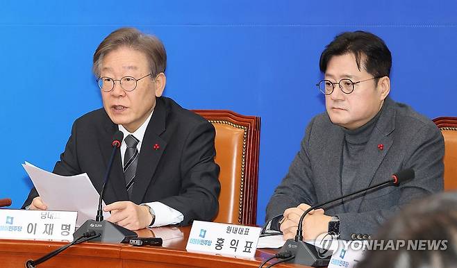 발언하는 이재명 대표 (서울=연합뉴스) 한상균 기자 = 더불어민주당 이재명 대표가 15일 국회에서 최고위원회의를 하고 있다. 2023.12.15 xyz@yna.co.kr