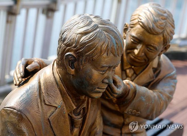 서울 마포 대교에 설치된 '한 번만 더' 동상 [연합뉴스 자료사진]