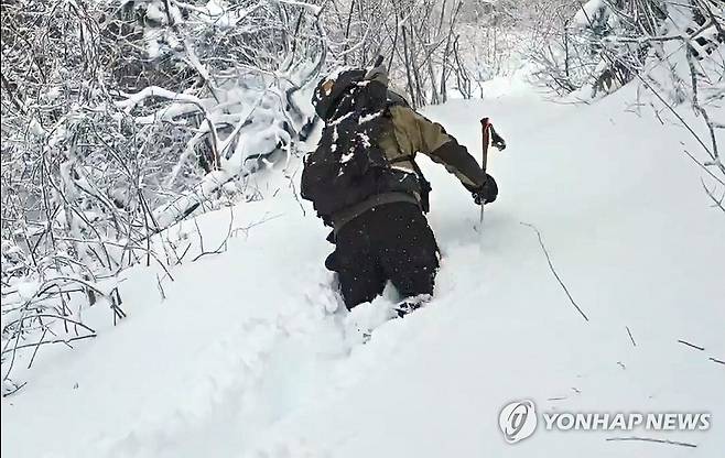 수북이 눈 쌓인 설악산 (속초=연합뉴스) 많은 눈이 내린 15일 강원 속초시 설악산 정상 부근에 많은 눈이 쌓여 설악산국립공원사무소 관계자가 힘겹게 산을 오르고 있다. 2023.12.15 [설악산국립공원사무소 제공.재판매 및 DB 금지] hak@yna.co.kr