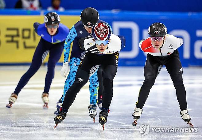 경기 펼치는 황대헌 (서울=연합뉴스) 서대연 기자 = 15일 오전 서울 양천구 목동아이스링크에서 열린 국제빙상경기연맹(ISU) 쇼트트랙 월드컵 4차 대회 남자 1000m 예비예선에서 황대헌(125)이 경기를 펼치고 있다. 2023.12.15 dwise@yna.co.kr