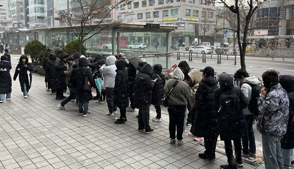 - 추운 날씨와 눈도 팬들의 열정을 막을 수 없어요