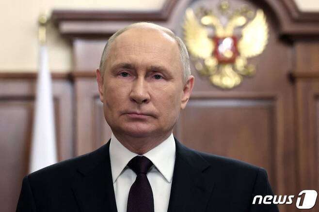 블라디미르 푸틴 러시아 대통령이 22일(현지시간) 모스크바에서 국기의 날을 맞아 대국민 연설을 하고 있다. 2023.8.23 ⓒ AFP=뉴스1 ⓒ News1 우동명 기자