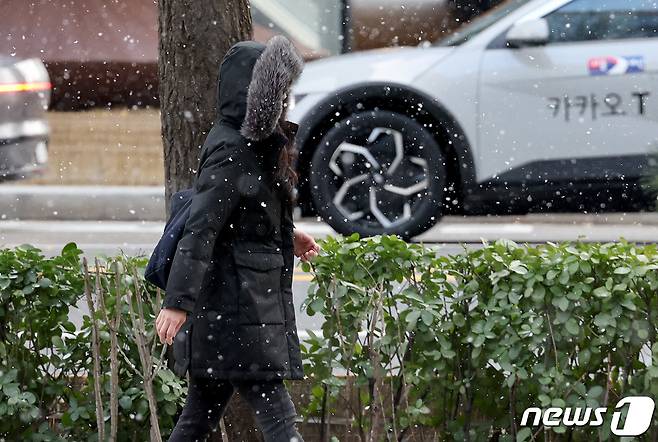 밤사이 기온이 떨어지며 영하권 날씨를 보인 16일 오전 서울 종로구 종로에 눈이 내리고 있다. 기상청은 기온이 점차 떨어져 17일부터 영하10도 이하의 강추위가 이어질 것이라고 예보했다. 2023.12.16/뉴스1 ⓒ News1 장수영 기자